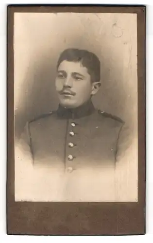 Fotografie unbekannter Fotograf und Ort, Schnauzbärtiger Soldat in Uniform