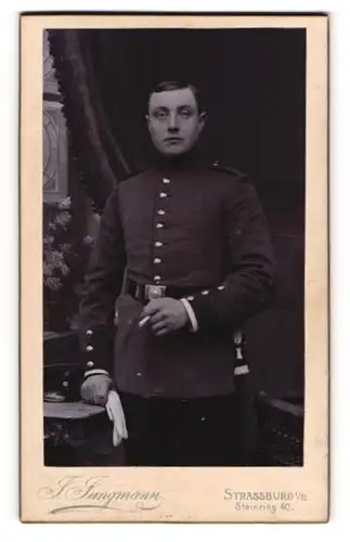 Fotografie J. Jungmann, Strassburg i. E., Steinring 40, Junger Soldat mit Portepee und Bajonett in Uniform