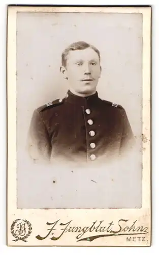 Fotografie J. Jungblut, Metz, Gartenstrasse 10, Junger Soldat des IR 131 in Uniform