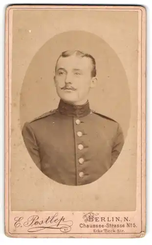 Fotografie E. Postlep, Berlin, Chaussee-Strasse 5, Schneidiger Gardesoldat in Uniform