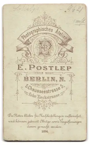 Fotografie E. Postlep, Berlin, Chaussee-Strasse 5, Schneidiger Gardesoldat in Uniform