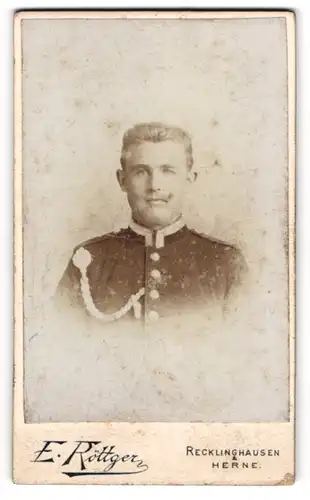 Fotografie E. Röttger, Recklinghausen, Am Viehtor, Junger Uffz. mit Schützenschnur in Uniform