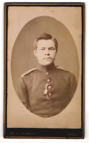 Fotografie Pet. H. Schmitz, Wesel, Wallstrasse, Soldat mit Uhrenkette in Uniform