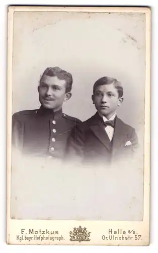 Fotografie E. Motzkus, Halle a. S., Gr. Ulrichstrasse 57, Soldat in Uniform mit seinem kleinen Bruder