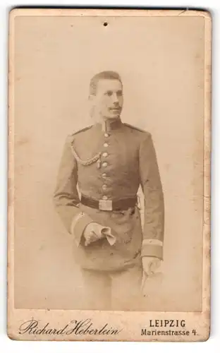 Fotografie Richard Heberlein, Leipzig, Marienstrasse 4, Junger Uffz. mit Schützenschnur in Uniform