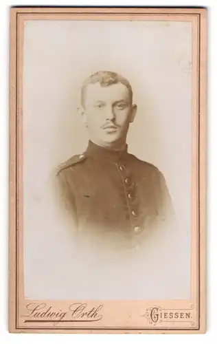 Fotografie Ludwig Orth, Giessen, Soldat mit Schnauzer in Uniform
