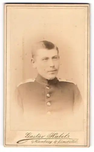 Fotografie Gustav Habel, Hamburg, Poolstrasse 18, Junger Soldat mit pomadisierten Haaren in Uniform