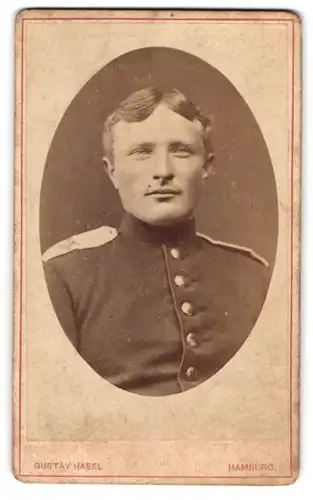 Fotografie Gustav Habel, Hamburg, Poolstrasse 18, Soldat mit mildem Lächeln in Uniform