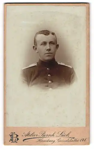 Fotografie Atelier Bernh. Lück, Hamburg, Grindelallee 141, Segelohriger Soldat in Uniform, IR IX