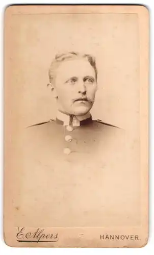 Fotografie E. Alpers, Hannover, Louisenstrasse 3, Unteroffizier mit Schnauzbart in Uniform