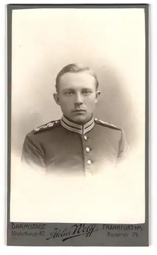 Fotografie Atelier Wolff, Frankfurt a. M., Kaiserstrasse 79, Junger Gardesoldat in Uniform