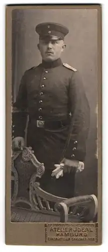 Fotografie Atelier Ideal, Hamburg, Eimsbütteler Chaussee 105, Gestandender Soldat mit Schirmmütze in Uniform