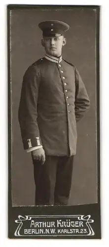 Fotografie Arthur Krüger, Berlin, Karlstrasse 23, Gardesoldat mit tumben Blick in Uniform