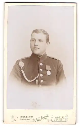 Fotografie L. Pfaff, Halle a. S., Geiststrasse 47, Junger Soldat mit Schützenschnur und Orden in Uniform