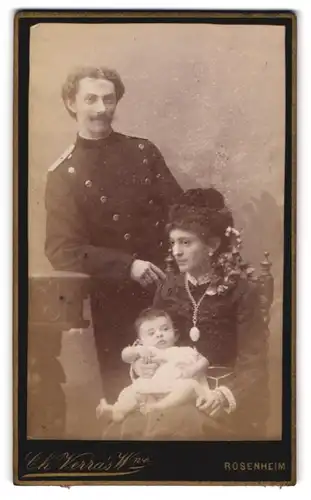 Fotografie Ch. Verras, Rosenheim, Zimmerstrasse 209 1 /5, Ulane in Uniform mit Gattin und Spross