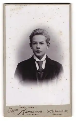 Fotografie Atelier Hannovera, Hannover, Gr. Packhofstr. 34, Junger Mann im Anzug mit Krawatte
