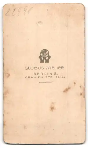 Fotografie Atelier Globus, Berlin, Oranien-Str. 52-55Junger Mann im Anzug mit Krawatte