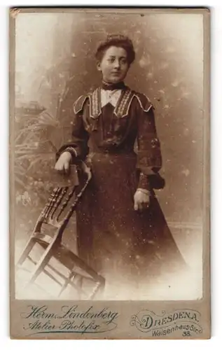 Fotografie Herm. Lindenberg, Dresden-A., Waisenhaus-Str. 38, Junge Dame im Kleid mit Stuhl
