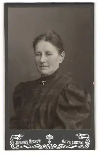 Fotografie Johannes Messow, Havelberg, Bürgerliche Dame mit zurückgebundenem Haar