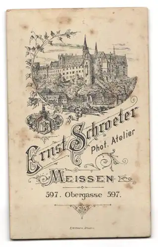 Fotografie Ernst Schroeter, Meissen, Obergasse 597, Halbnacktes Kleinkind sitzt auf einem Stuhl