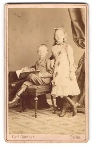 Fotografie Carl Günther, Berlin, Dorotheen-Str. 83, Kinderpaar in hübscher Kleidung mit Buch