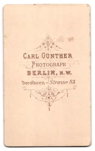 Fotografie Carl Günther, Berlin, Dorotheen-Str. 83, Kinderpaar in hübscher Kleidung mit Buch