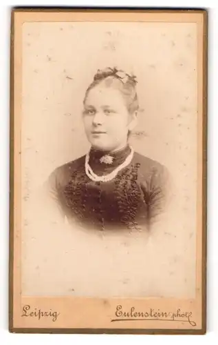 Fotografie Eulenstein, Leipzig, Zeitzer-Str. 30, Junge Dame mit Kragenbrosche und Halskette