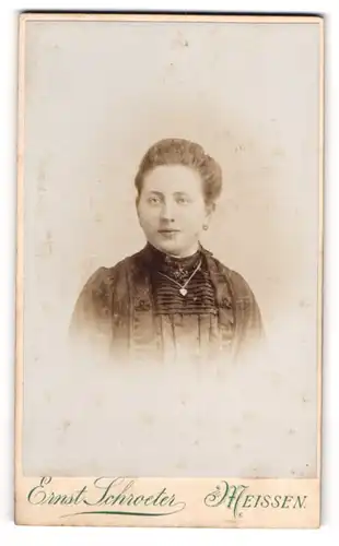 Fotografie Ernst Schroeter, Meissen, Obergasse 597, Junge Dame mit zurückgebundenem Haar