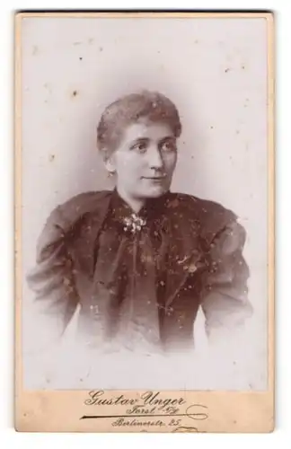 Fotografie Gustav Unger, Forst /N.-L., Berlinerstr. 25, Bürgerliche Dame mit zurückgebundenem Haar
