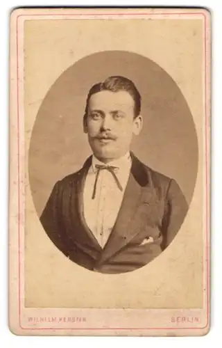 Fotografie Wilhelm Kersten, Berlin, Oranienplatz 37, Elegant gekleideter Herr mit Schnauzbart