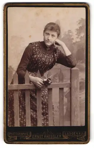 Fotografie Ernst Raessler, Langenau, Junge Dame im Kleid am Zaun