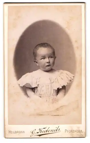 Fotografie G. Kutenits, Heilbronn, Kilianstr. 19, Kleines Kind im weissen Kleid