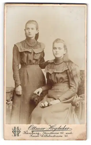Fotografie Ottmar Heydecker, Hamburg, Steinstr. 147 u. Kaiser Wilhelmstr. 46, Zwei junge Frauen mit Kleidern