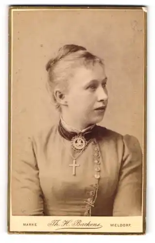 Fotografie Th. H. Backens, Meldorf, Junge Dame mit Kragenbrosche und Kreuzkette