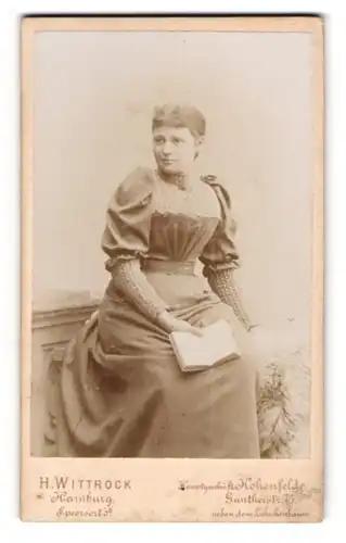 Fotografie H. Wittrock, Hohenfelde, Güntherstr. 73, Junge Dame im Kleid mit Buch