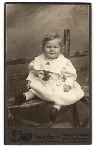 Fotografie Franz Stolle, Hamburg-Eppendorf, Eppendorfer Landstr. 54 Aufgang Woldsenweg 1, Kleinkind im Matrosenkleid