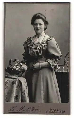 Fotografie Th. Mende Witwe, Hagen, Elberfelderstr. 82 Ecke Karlstr., Junge Dame im hübschen Kleid