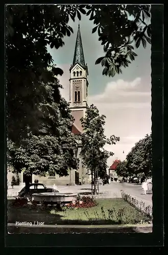 AK Plattling /Isar, Strassenpartie mit Kirche und Springbrunnen, VW-Käfer