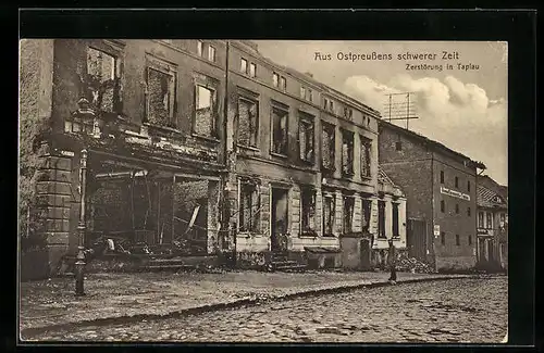 AK Tapiau /Ostpr., Strassenpartie mit zerstörten Häusern