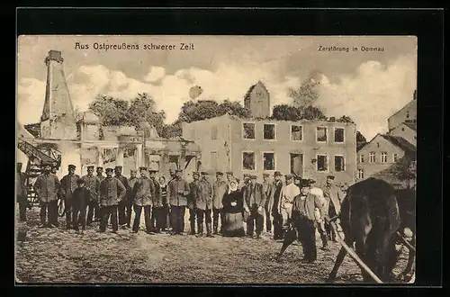 AK Domnau /Ostpr., Strassenpartie mit zerstörten Häusern, Soldaten