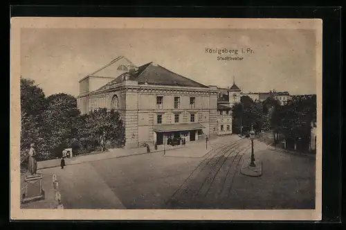 AK Königsberg, Stadttheater mit Statue und Strasse