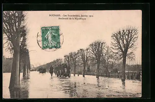 AK Bourges, inondations 1910, boulevard de la republique
