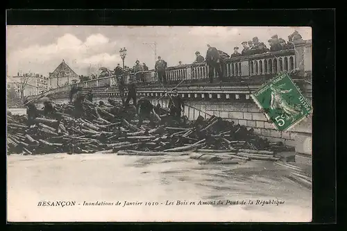 AK Besancon, inondations 1910, les bois en amont du pont de la republique
