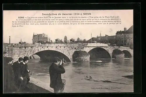 AK Sens, inondations 1910, la crue au vieux pont