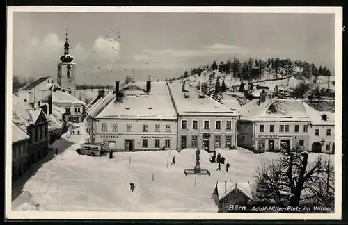 AK Bärn, Platz im Winter, mit Gasthof Schwarzer Adler und Bus