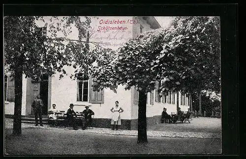 AK Oldisleben /Th., Schützenhaus mit Gästen, Strassenansicht