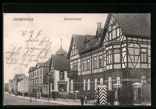 AK Langensalza, Kaiserstrasse mit Kaserneneingang und Wachsoldat