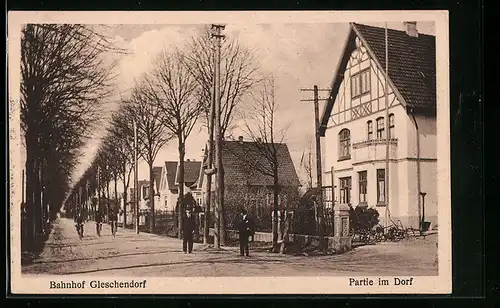 AK Bahnhof Gleschendorf, Partie im Dorf mit Radfahrern