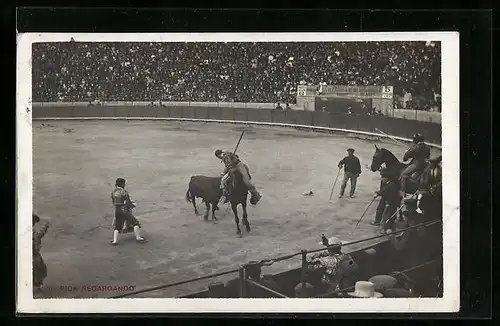AK Pica Recargando, Stierkampf in der Arena