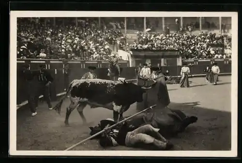 AK Chute du Picador, Torero beim Stierkampf